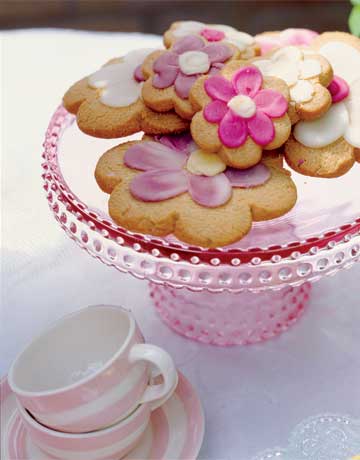 Flower-cookies-de-55786564 Country Living